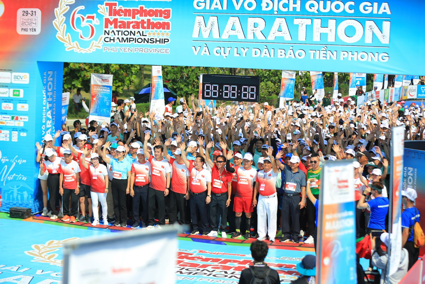Bí thư T.Ư Đoàn Ngô Văn Cương chạy đồng hành cùng các đại biểu khách mời dự Lễ khai mạc Giải Vô địch Quốc gia Marathon và cự ly dài báo Tiền Phong lần thứ 65 - năm 2024. (Ảnh: Hồng Vĩnh - Phạm Duy) Bí thư T.Ư Đoàn Ngô Văn Cương chạy đồng hành cùng các đại biểu khách mời dự Lễ khai mạc Giải Vô địch Quốc gia Marathon và cự ly dài báo Tiền Phong lần thứ 65 - năm 2024. (Ảnh: Hồng Vĩnh - Phạm Duy)