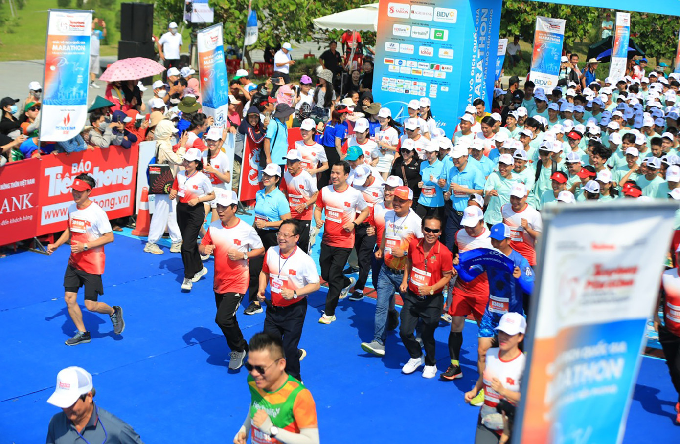 Bí thư T.Ư Đoàn Ngô Văn Cương chạy đồng hành cùng các đại biểu khách mời dự Lễ khai mạc Giải Vô địch Quốc gia Marathon và cự ly dài báo Tiền Phong lần thứ 65 - năm 2024. (Ảnh: Hồng Vĩnh - Phạm Duy) Bí thư T.Ư Đoàn Ngô Văn Cương chạy đồng hành cùng các đại biểu khách mời dự Lễ khai mạc Giải Vô địch Quốc gia Marathon và cự ly dài báo Tiền Phong lần thứ 65 - năm 2024. (Ảnh: Hồng Vĩnh - Phạm Duy)