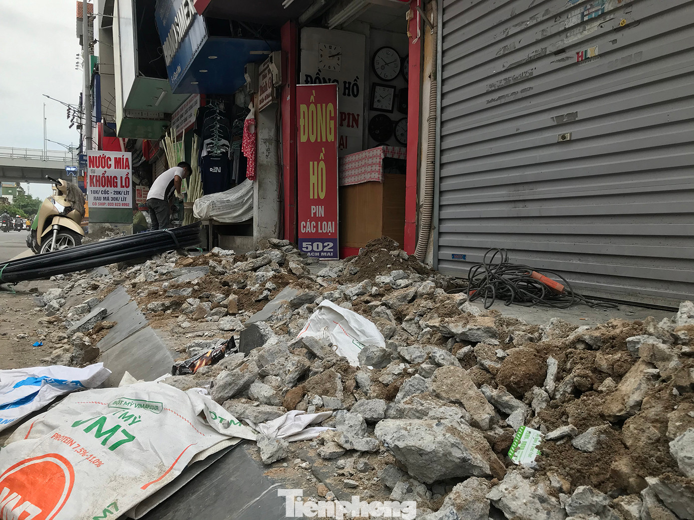 Vỉa hè bị cày xới tan hoang. Ảnh: Trường Phong.