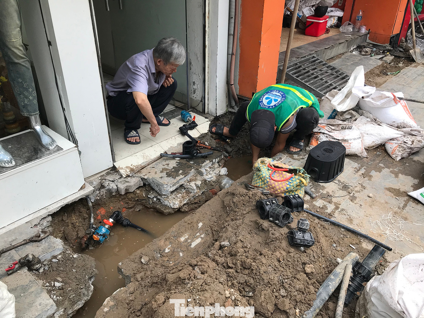 Vỉa hè phố Bạch Mai mới được cải tạo, chỉnh trang xong bị đào xới để hạ ngầm đường ống nước. Ảnh: Trường Phong.