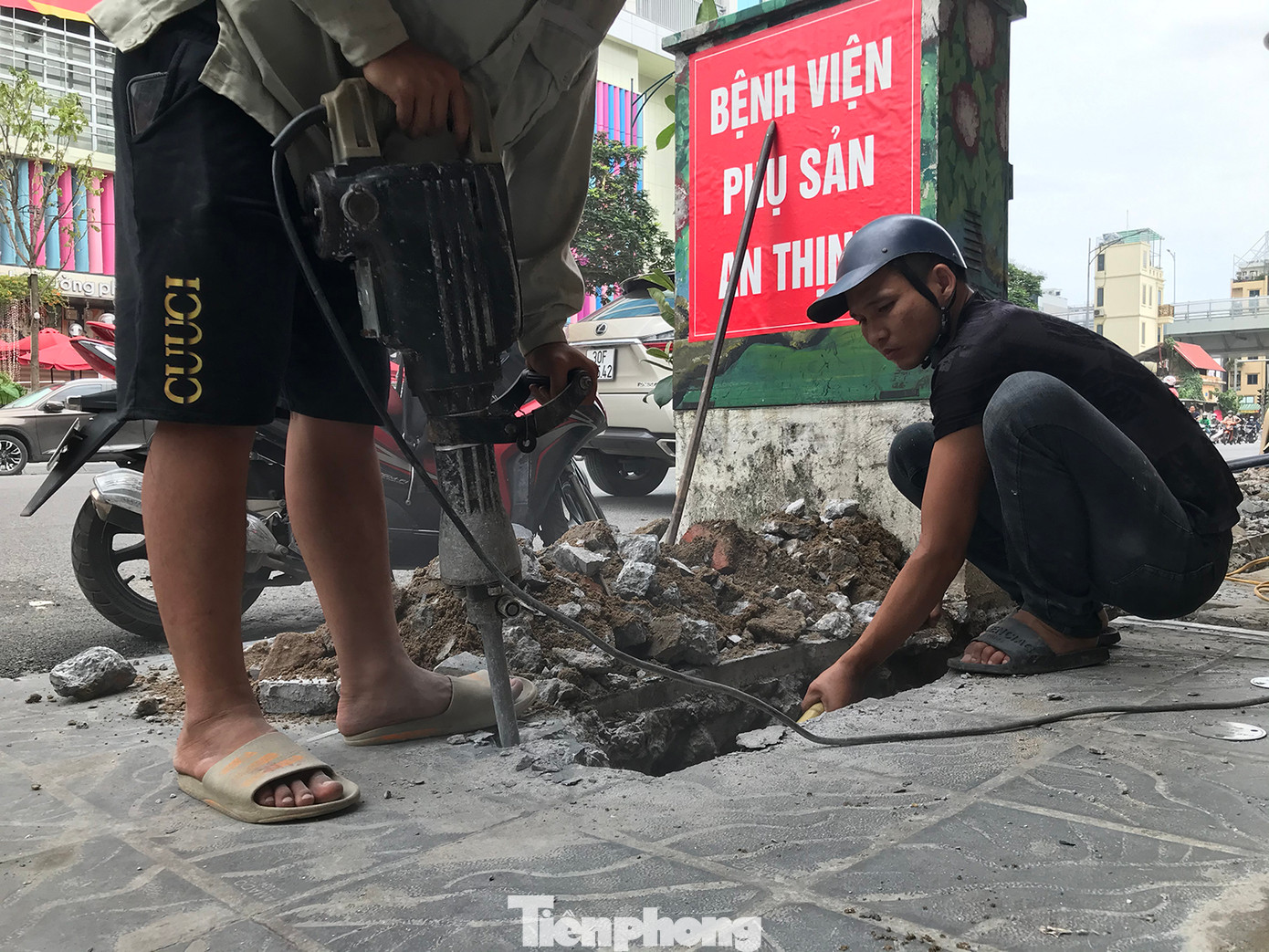 Nhiều ngày nay, nhiều nhóm công nhân dùng máy khoan đục phá vỉa hè trên phố Bạch Mai (quận Hai Bà Trưng, Hà Nội), dù theo ghi nhận của phóng viên, tuyến phố này mới được hoàn thiện lát vỉa hè bằng gạch giả đá cách đây chưa lâu. Ảnh: Trường Phong.