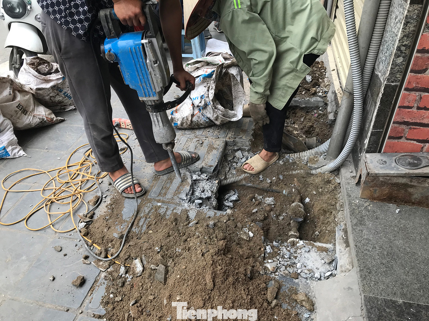 Nhiều ngày nay, nhiều nhóm công nhân dùng máy khoan đục phá vỉa hè trên phố Bạch Mai (quận Hai Bà Trưng, Hà Nội), dù theo ghi nhận của phóng viên, tuyến phố này mới được hoàn thiện lát vỉa hè bằng gạch giả đá cách đây chưa lâu. Ảnh: Trường Phong.