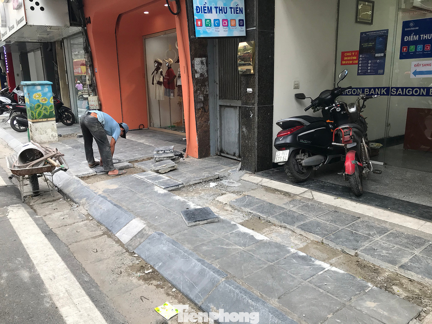 Một đoạn vỉa hè được hoàn trả mặt bằng sơ sài sau khi bị cày xới. Ảnh: Trường Phong.