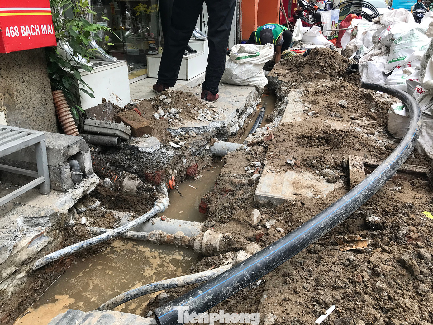 Vỉa hè phố Bạch Mai bị đào xới "tan hoang" dù vừa mới cải tạo, chỉnh trang xong. Ảnh: Trường Phong