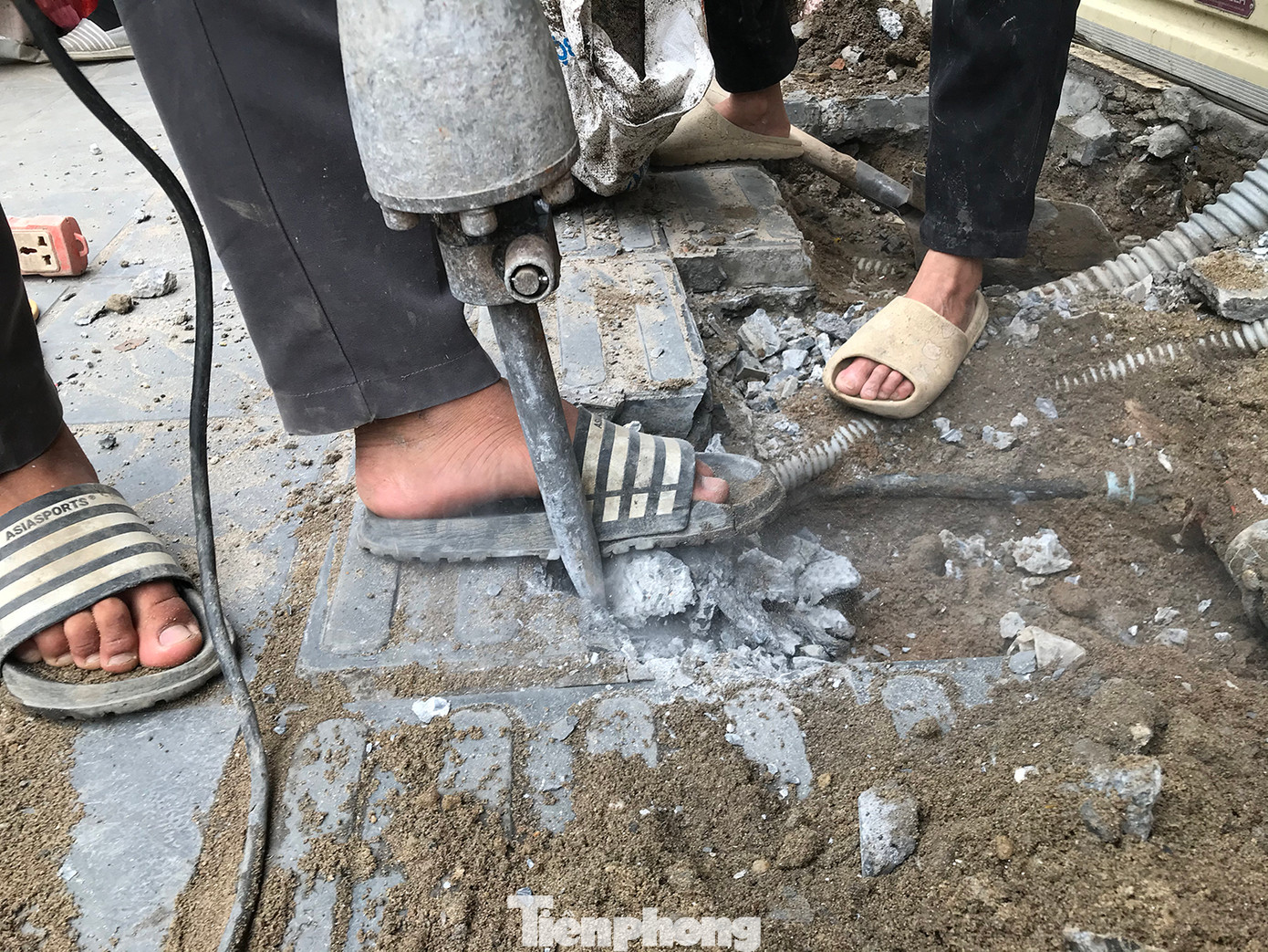 Nhiều ngày nay, nhiều nhóm công nhân dùng máy khoan đục phá vỉa hè trên phố Bạch Mai (quận Hai Bà Trưng, Hà Nội), dù theo ghi nhận của phóng viên, tuyến phố này mới được hoàn thiện lát vỉa hè bằng gạch giả đá cách đây chưa lâu. Ảnh: Trường Phong.