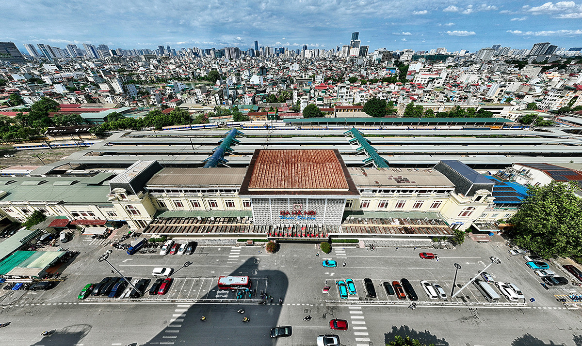 Thành phố đang triển khai nhiều biện pháp tu bổ, tôn tạo, giữ gìn, phát huy các giá trị, công trình lịch sử trên địa bàn thành phố. Trong ảnh là Tháp nước Hàng Đậu, Ga Hà Nội và chùa Trấn Quốc ven hồ Tây.