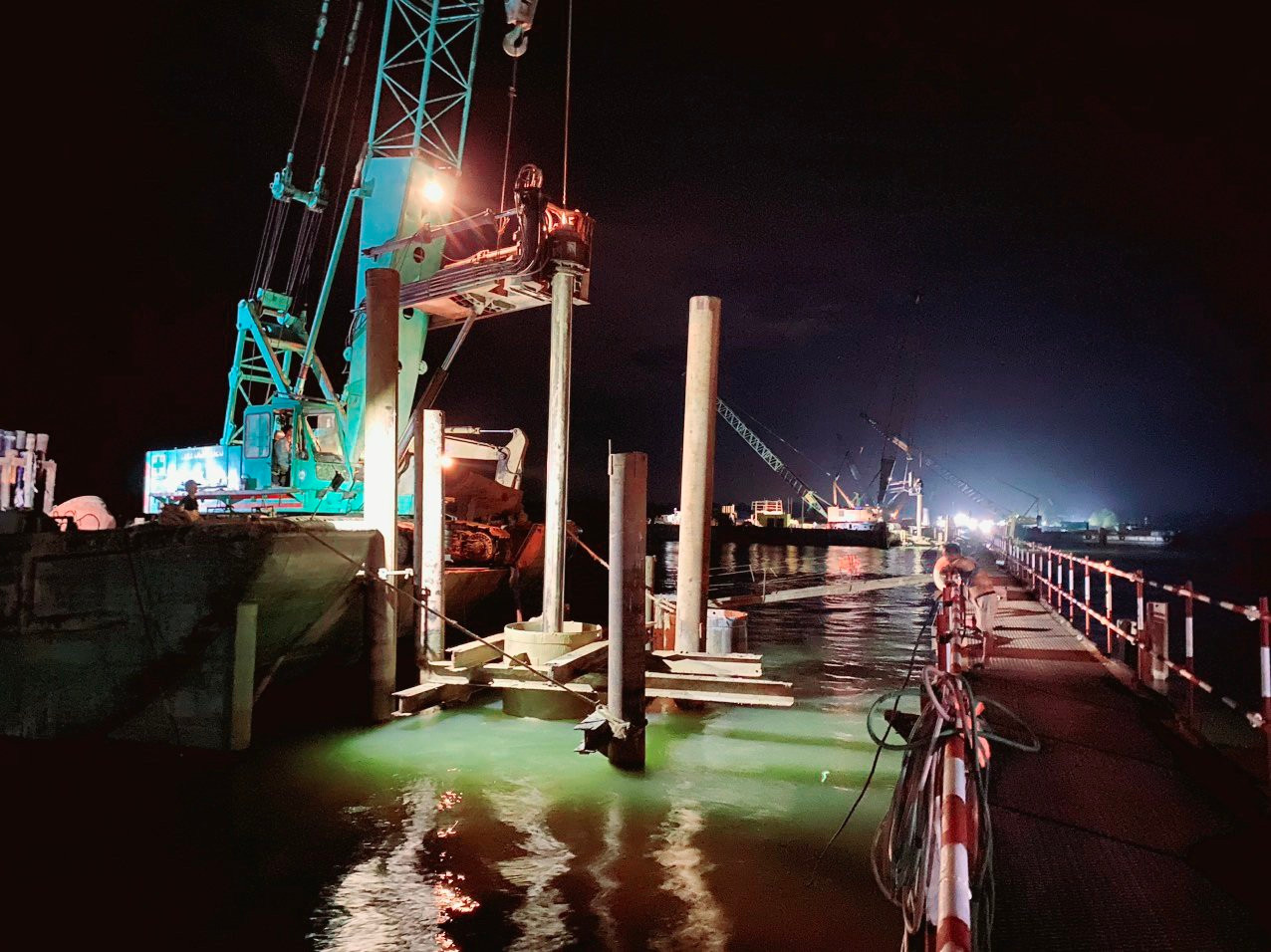 Công trường thi công cầu Đại Ngãi 2 buổi đêm. Ảnh: Cao Xuân Lương. Công trường thi công cầu Đại Ngãi 2 buổi đêm. Ảnh: Cao Xuân Lương.