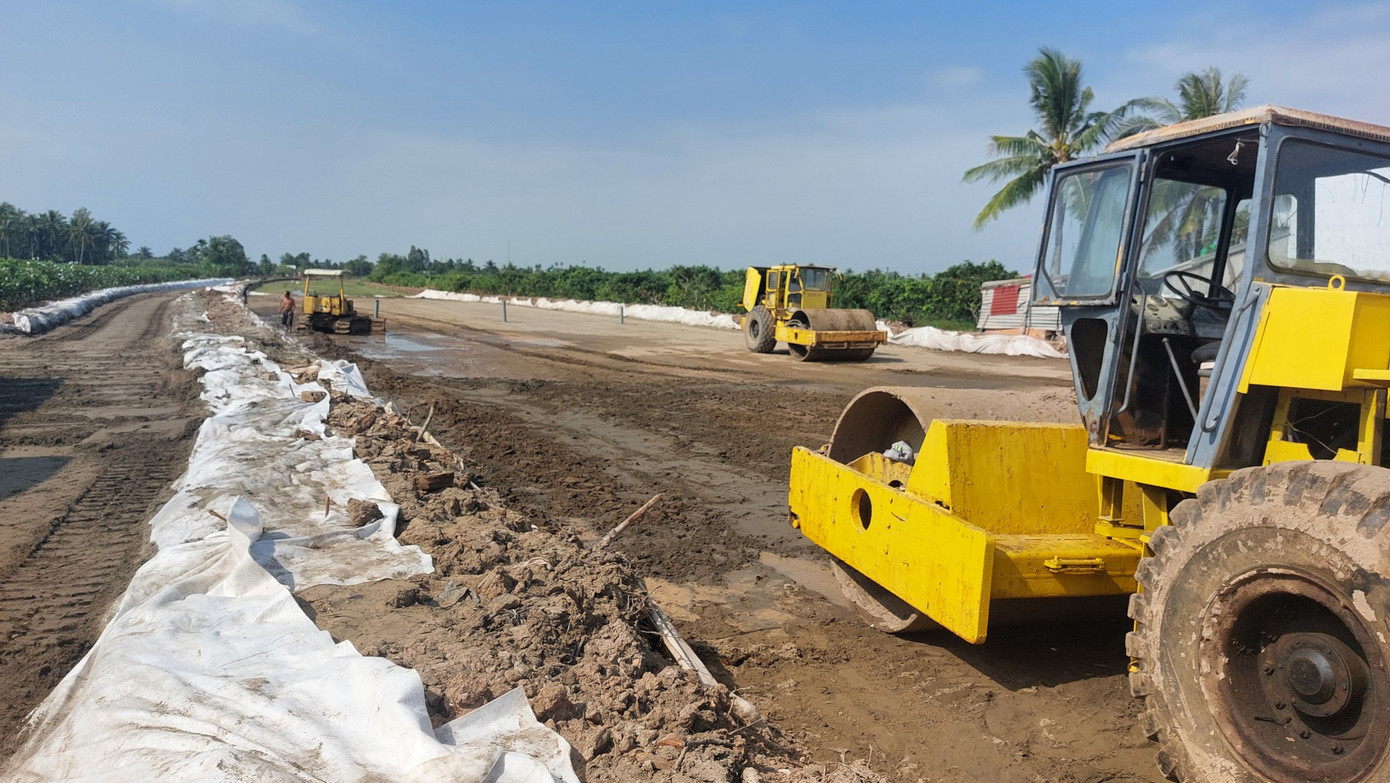 Thi công đường dẫn cầu Đại Ngãi 2. Ảnh: Cao Xuân Lương. Thi công đường dẫn cầu Đại Ngãi 2. Ảnh: Cao Xuân Lương.