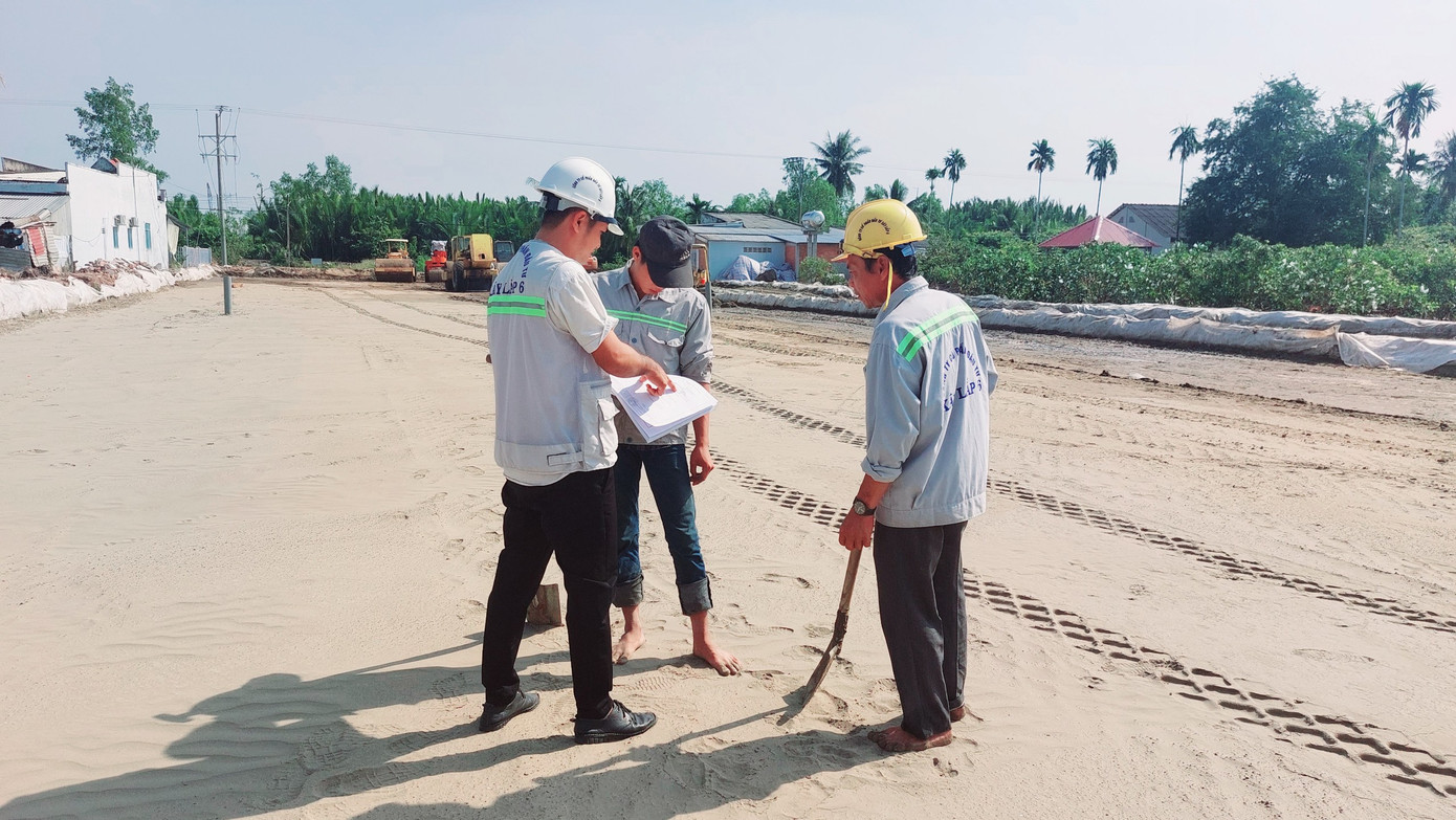 Công nhân thi công công trình đường dẫn cầu Đại Ngãi 2. Ảnh: Cao Xuân Lương. Công nhân thi công công trình đường dẫn cầu Đại Ngãi 2. Ảnh: Cao Xuân Lương.