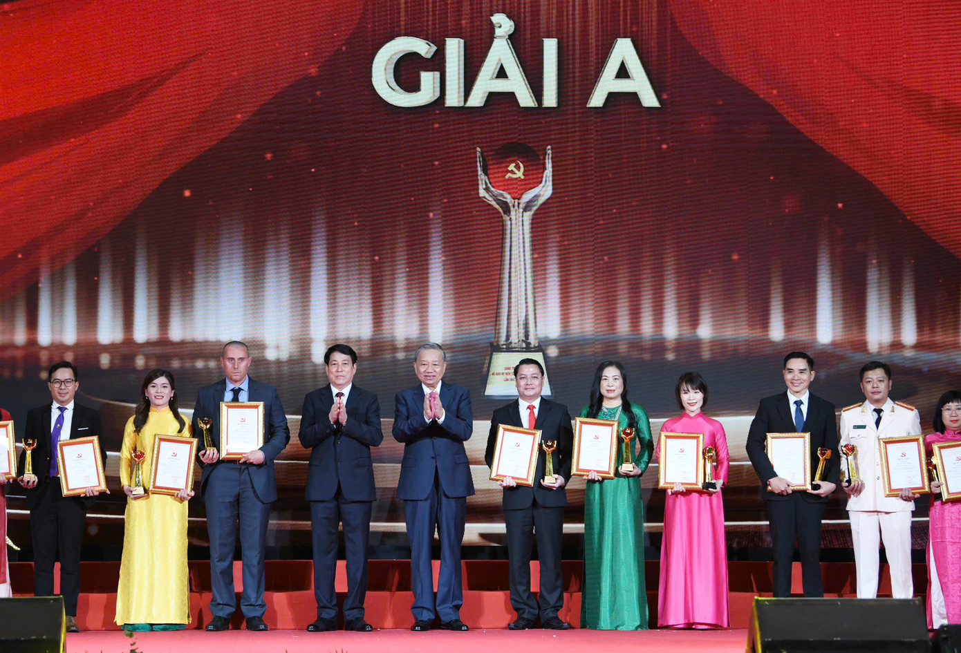 Tổng Bí thư, Chủ tịch nước Tô Lâm và Thường trực Ban Bí thư Lương Cường trao chứng nhận cho các tác giả, nhóm tác giả đoạt giải A cuộc thi. Ảnh: Như Ý. Tổng Bí thư, Chủ tịch nước Tô Lâm và Thường trực Ban Bí thư Lương Cường trao chứng nhận cho các tác giả, nhóm tác giả đoạt giải A cuộc thi. Ảnh: Như Ý.