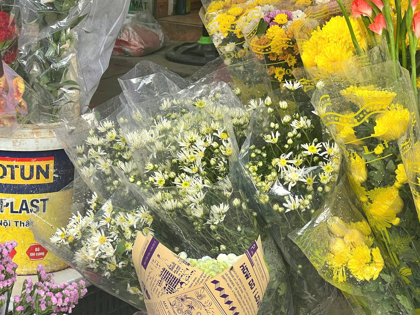 Những bó cúc hoạ mi bày bán trên phố Hà Nội.