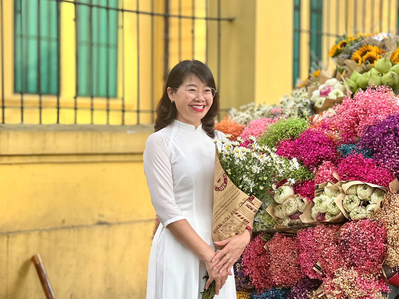 Nhiều bạn trẻ, phụ nữ tranh thủ chụp ảnh cùng hoa cúc hoạ mi và các loại hoa rực rỡ khác trong những ngày thu Hà Nội.