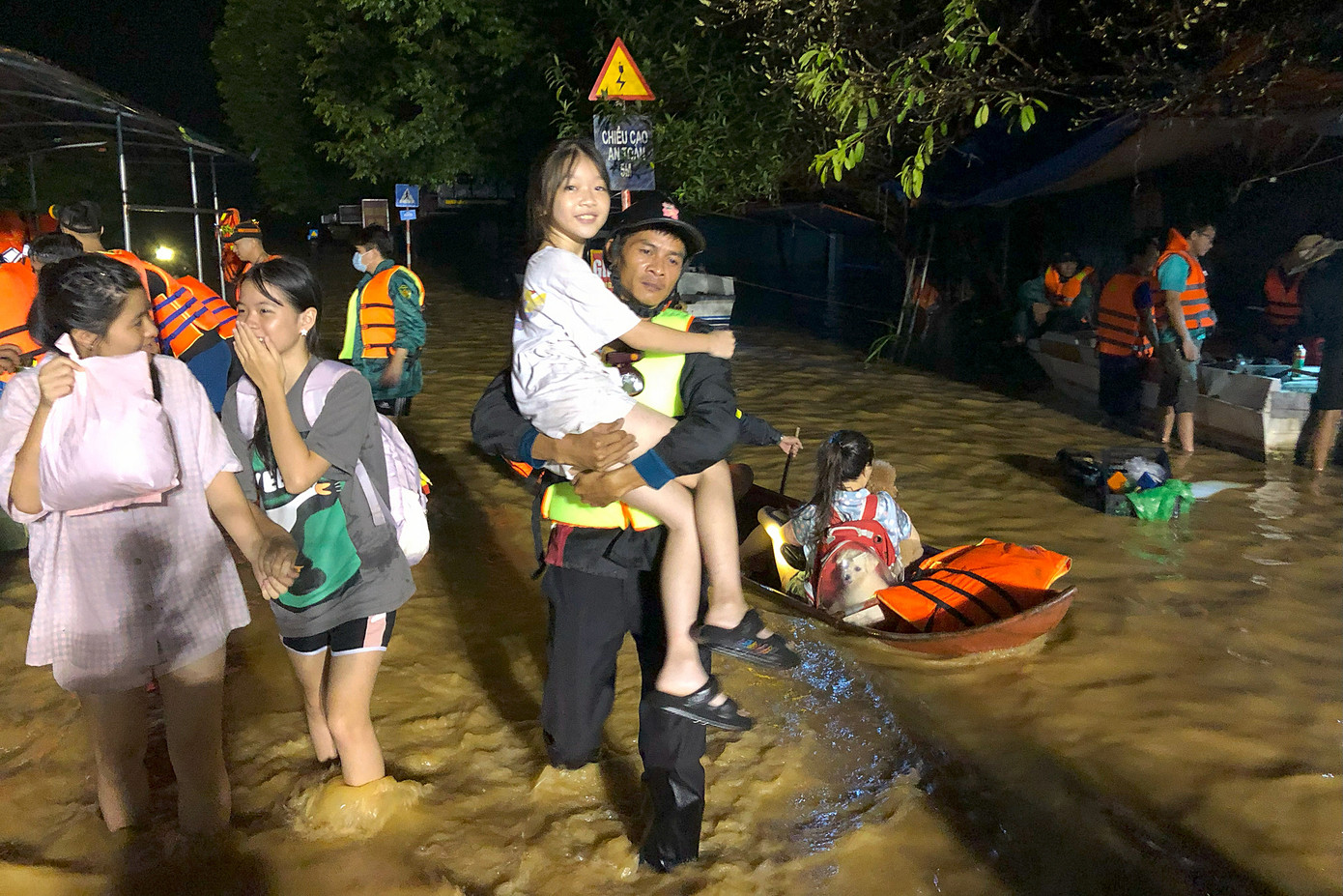 Những hình ảnh xúc động khi lực lượng chức năng cứu hộ được người dân bị ảnh hưởng bởi lũ lụt ở Thái Nguyên. Ảnh: Hoàng Mạnh Thắng
