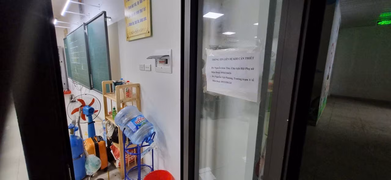 Lãnh đạo phường Tân Mai cho biết, sẽ đảm bảo các nhu cầu cần thiết của người dân khi họ tránh trú bão tại trường Tiểu học Tân Mai.