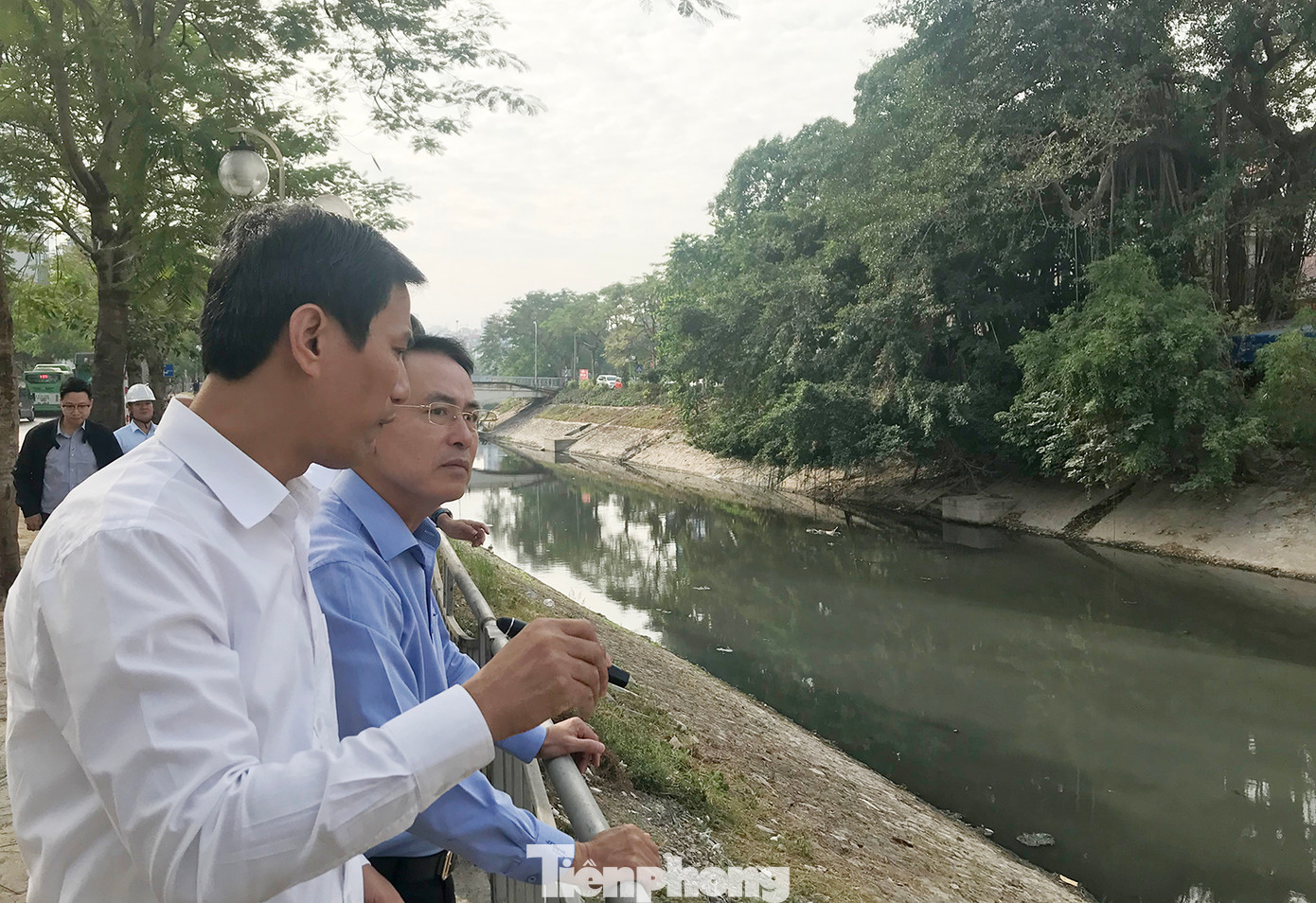 Phó Chủ tịch UBND thành phố Hà Nội Nguyễn Trọng Đông cùng đoàn công tác khảo sát công tác thi công dự án đường ống thu gom nước thải của Dự án Nhà máy xử lý nước thải Yên Xá tại số 2 phố Nguyễn Đình Hoàn (đoạn giao với đường Hoàng Quốc Việt). Ảnh: Trường Phong. Phó Chủ tịch UBND thành phố Hà Nội Nguyễn Trọng Đông cùng đoàn công tác khảo sát công tác thi công dự án đường ống thu gom nước thải của Dự án Nhà máy xử lý nước thải Yên Xá tại số 2 phố Nguyễn Đình Hoàn (đoạn giao với đường Hoàng Quốc Việt). Ảnh: Trường Phong.