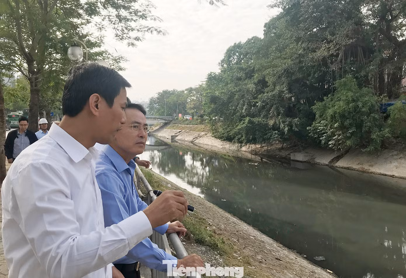 Phó Chủ tịch UBND thành phố Hà Nội Nguyễn Trọng Đông cùng đoàn công tác khảo sát công tác thi công dự án đường ống thu gom nước thải của Dự án Nhà máy xử lý nước thải Yên Xá tại số 2 phố Nguyễn Đình Hoàn (đoạn giao với đường Hoàng Quốc Việt). Ảnh: Trường Phong.