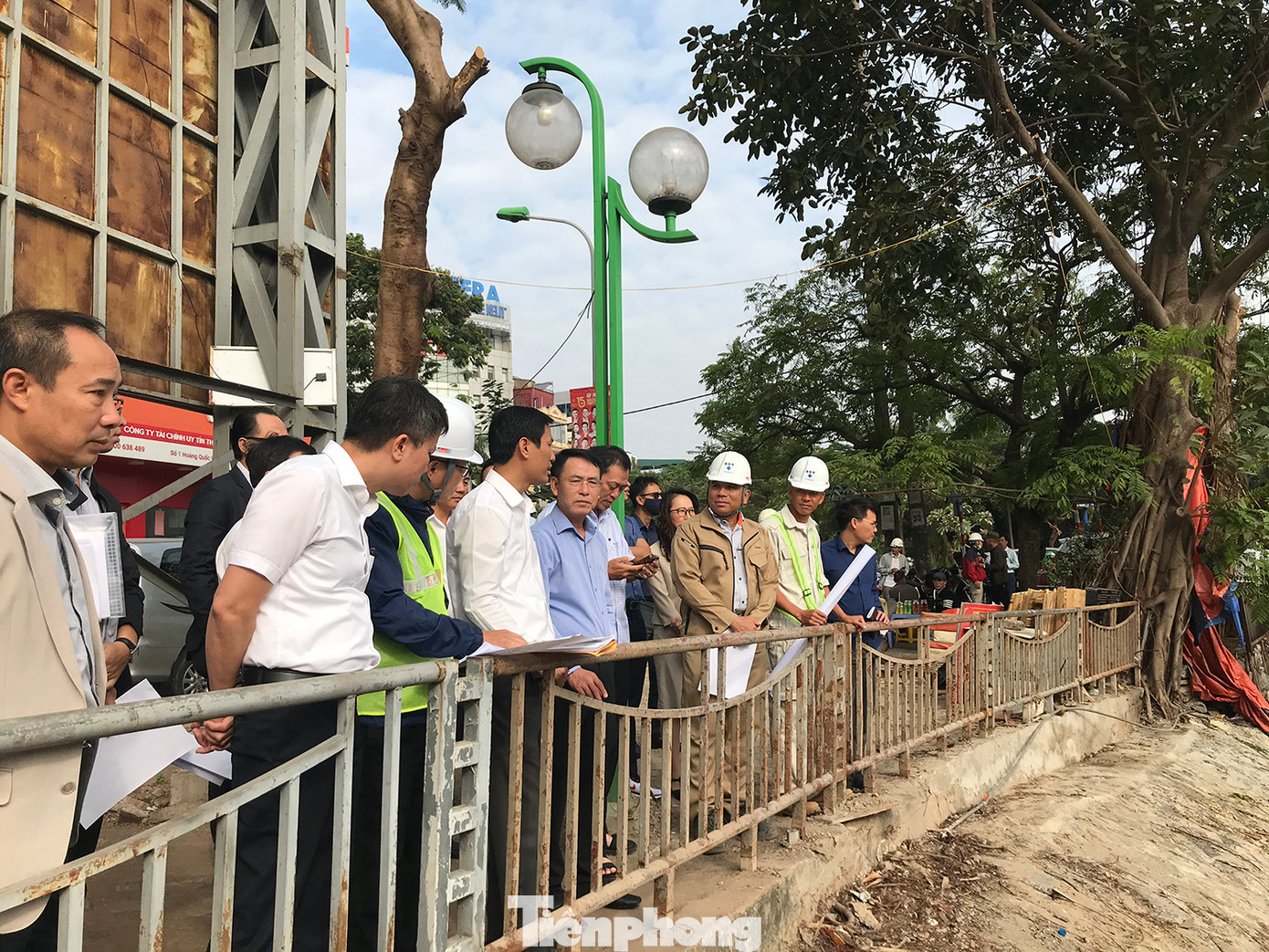 Phó Chủ tịch UBND thành phố Hà Nội Nguyễn Trọng Đông cùng đoàn công tác khảo sát công tác thi công dự án đường ống thu gom nước thải của Dự án Nhà máy xử lý nước thải Yên Xá tại số 2 phố Nguyễn Đình Hoàn (đoạn giao với đường Hoàng Quốc Việt). Ảnh: Trường Phong. Phó Chủ tịch UBND thành phố Hà Nội Nguyễn Trọng Đông cùng đoàn công tác khảo sát công tác thi công dự án đường ống thu gom nước thải của Dự án Nhà máy xử lý nước thải Yên Xá tại số 2 phố Nguyễn Đình Hoàn (đoạn giao với đường Hoàng Quốc Việt). Ảnh: Trường Phong.