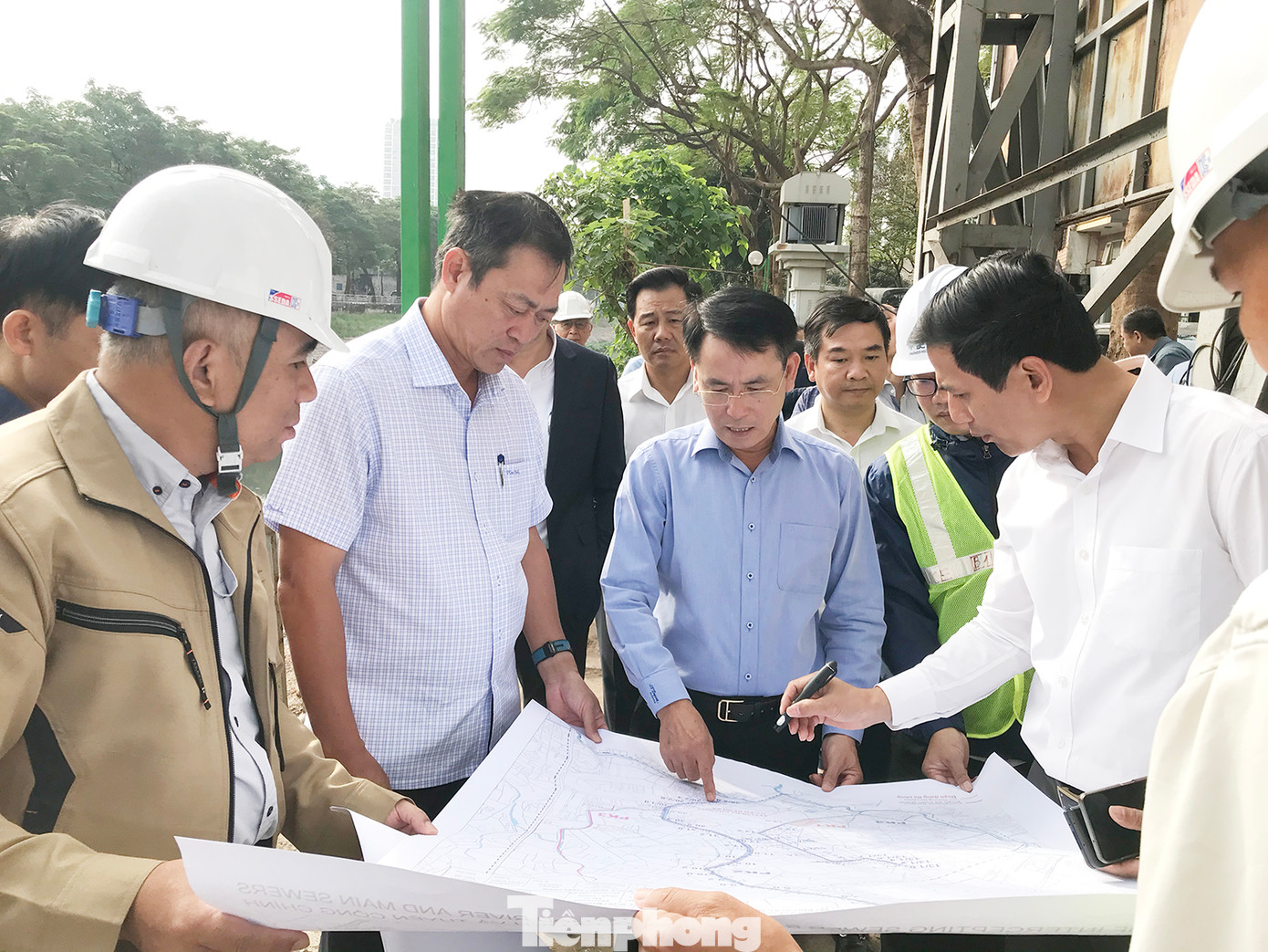 Phó Chủ tịch UBND thành phố Hà Nội Nguyễn Trọng Đông cùng đoàn công tác khảo sát công tác thi công dự án đường ống thu gom nước thải của Dự án Nhà máy xử lý nước thải Yên Xá tại số 2 phố Nguyễn Đình Hoàn (đoạn giao với đường Hoàng Quốc Việt). Ảnh: Trường Phong. Phó Chủ tịch UBND thành phố Hà Nội Nguyễn Trọng Đông cùng đoàn công tác khảo sát công tác thi công dự án đường ống thu gom nước thải của Dự án Nhà máy xử lý nước thải Yên Xá tại số 2 phố Nguyễn Đình Hoàn (đoạn giao với đường Hoàng Quốc Việt). Ảnh: Trường Phong.