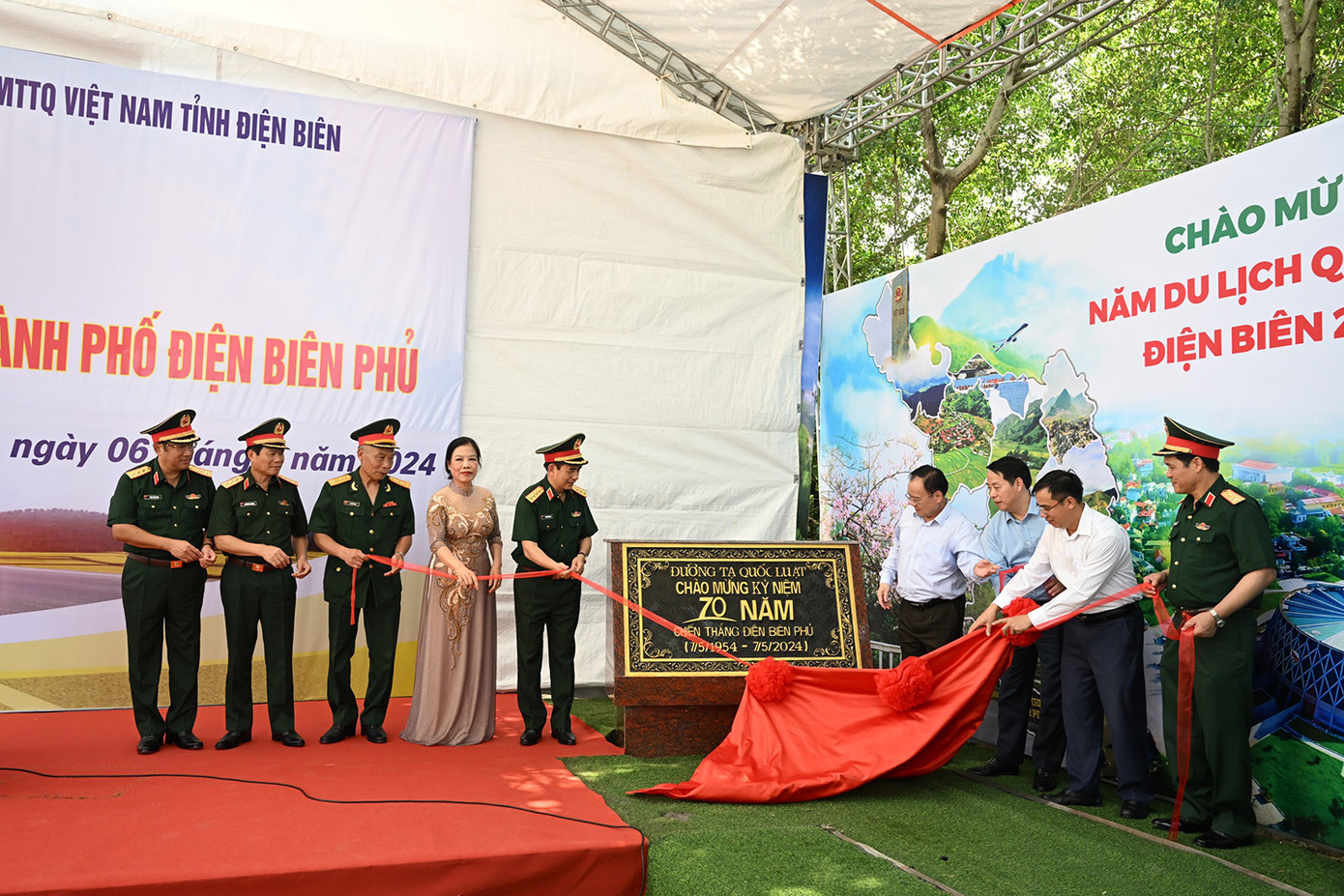 Chiều 6/5, Đại tướng Phan Văn Giang cũng dự lễ đặt tên đường Tạ Quốc Luật chào mừng kỷ niệm 70 năm Chiến thắng Điện Biên Phủ. Tuyến đường này dẫn vào Khu di tích Hầm tướng Đờ Cát nhằm gợi nhớ, vinh danh chiến sĩ Tạ Quốc Luật - đại đội trưởng đại đội 360, trung đoàn 209, Đại đoàn 312 - người phất cao lá cờ “Quyết chiến Quyết thắng” trên nóc hầm Đờ Cát kết thúc chiến dịch lịch sử Điện Biên Phủ năm 1954.