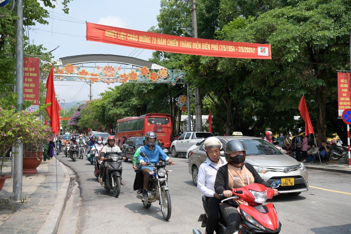 Những ngày này, nhiều tuyến phố ở thành phố Điện Biên Phủ rực rỡ cờ, hoa, biểu ngữ chào mừng Kỷ niệm 70 năm Chiến thắng Điện Biên Phủ (7/5/1954 - 7/5/2024).