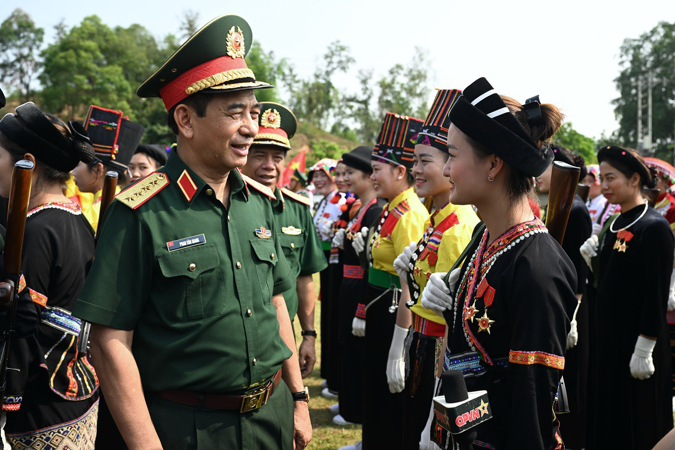 Đại tướng Phan Văn Giang trò chuyện, động viên các nữ cán bộ, chiến sĩ, dân quân tham gia diễu binh, diễu hành tại Lễ kỷ niệm 70 năm Chiến thắng Điện Biên Phủ.