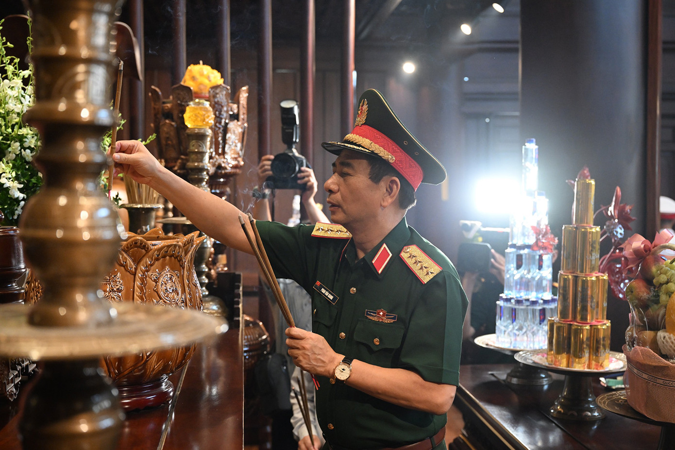 Đại tướng Phan Văn Giang thắp hương tri ân các anh hùng liệt sĩ.