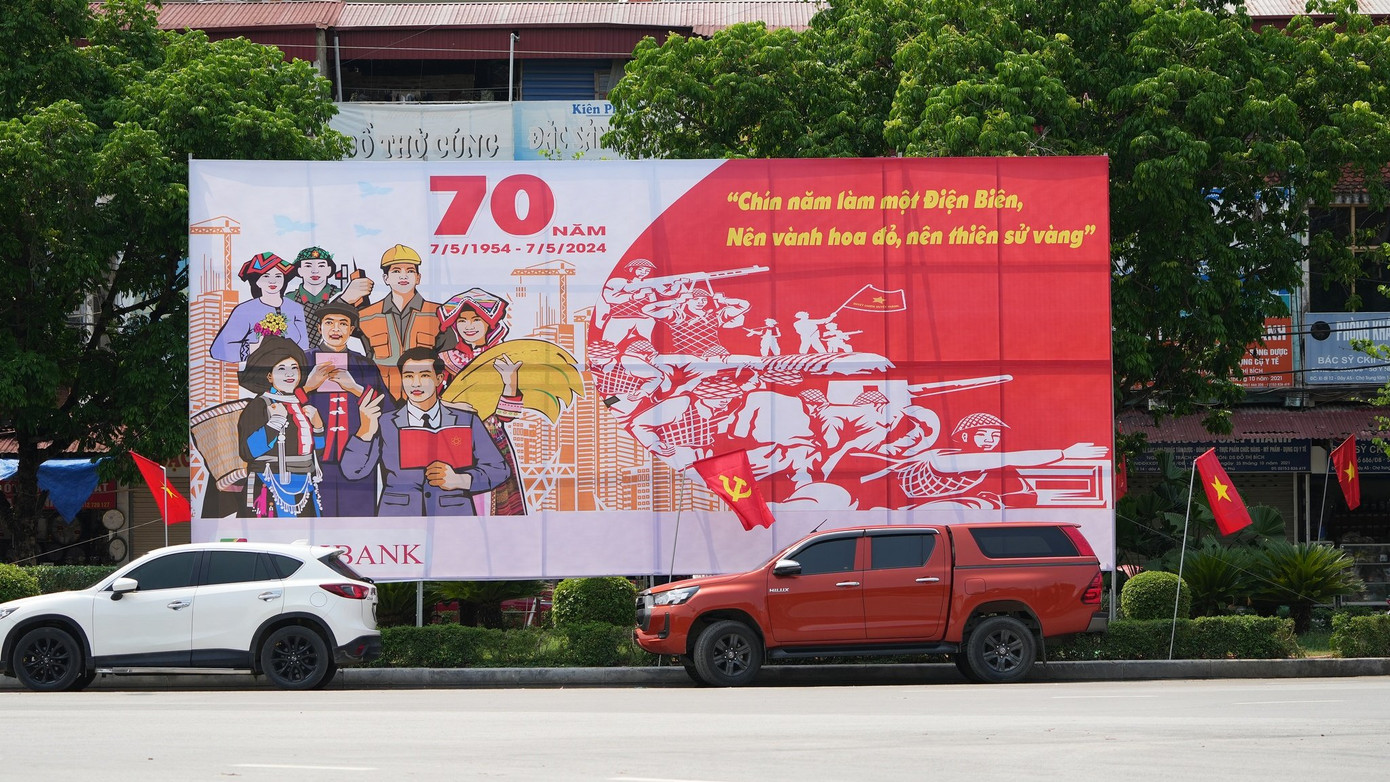 Những tấm pano, áp phích cỡ lớn chào mừng Kỷ niệm 70 năm Chiến thắng Điện Biên Phủ.