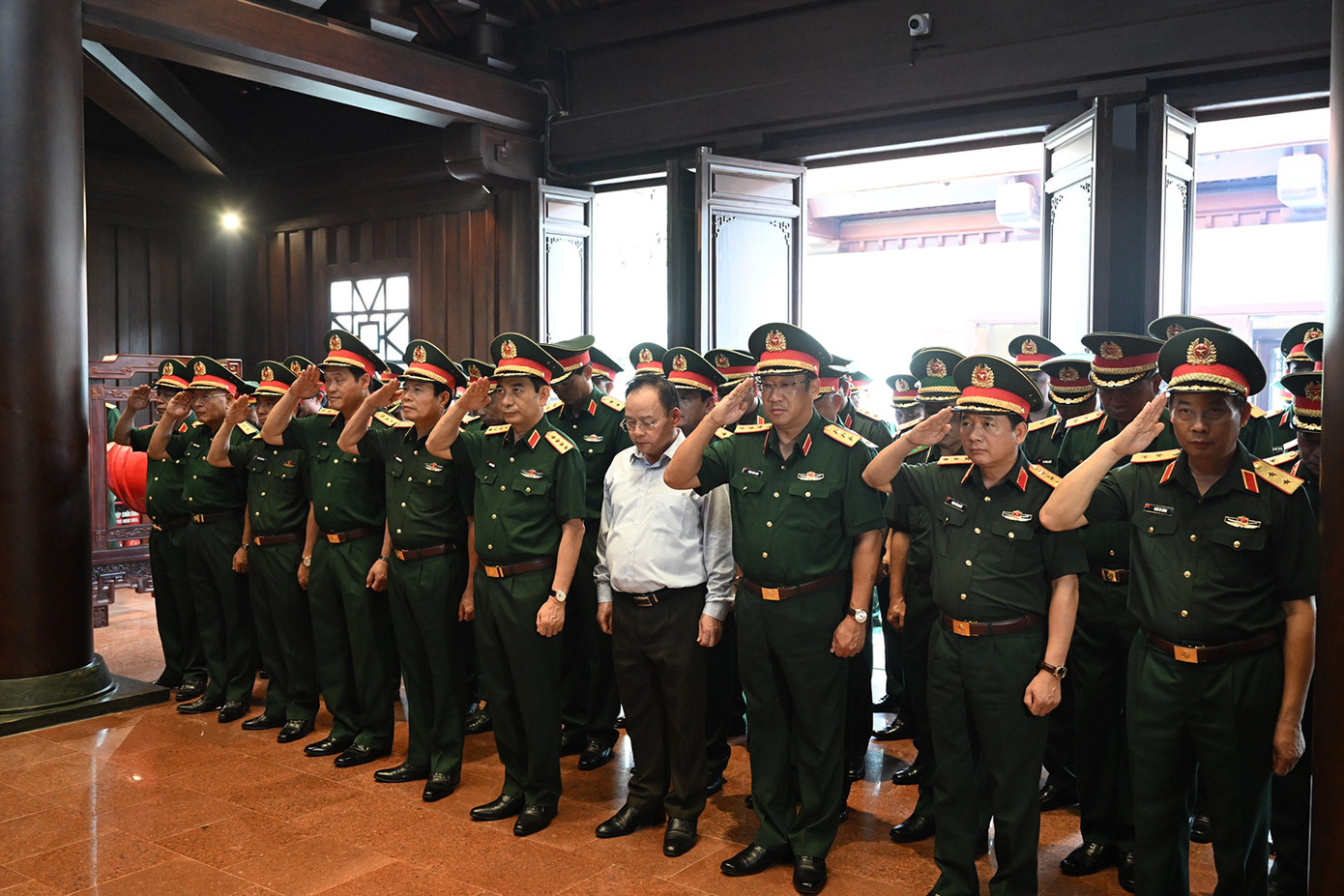 Trước đó, Đại tướng Phan Văn Giang và đoàn công tác đã đến thắp hương, tri ân các anh hùng, liệt sỹ tại Nghĩa trang liệt sĩ quốc gia A1.