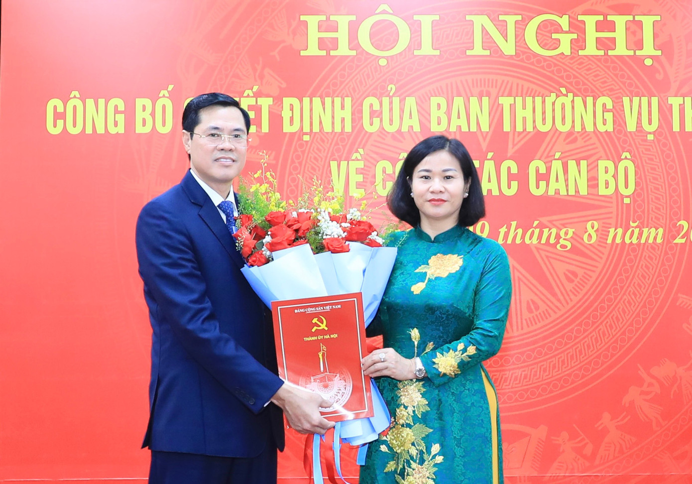 Phó Bí thư Thường trực Thành uỷ Hà Nội Nguyễn Thị Tuyến trao quyết định và tặng hoa chúc mừng ông Nguyễn Xuân Phong. Ảnh: PV Phó Bí thư Thường trực Thành uỷ Hà Nội Nguyễn Thị Tuyến trao quyết định và tặng hoa chúc mừng ông Nguyễn Xuân Phong. Ảnh: PV
