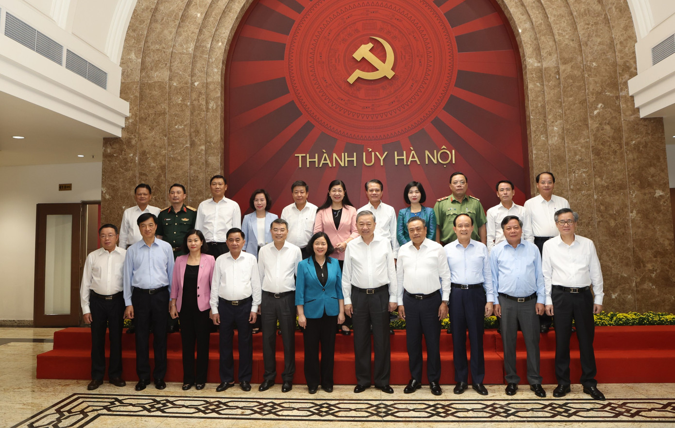 Tổng Bí thư, Chủ tịch nước Tô Lâm, các đại biểu và tập thể Ban Thường vụ Thành uỷ Hà Nội chụp ảnh lưu niệm. (Ảnh: PV) Tổng Bí thư, Chủ tịch nước Tô Lâm, các đại biểu và tập thể Ban Thường vụ Thành uỷ Hà Nội chụp ảnh lưu niệm. (Ảnh: PV)