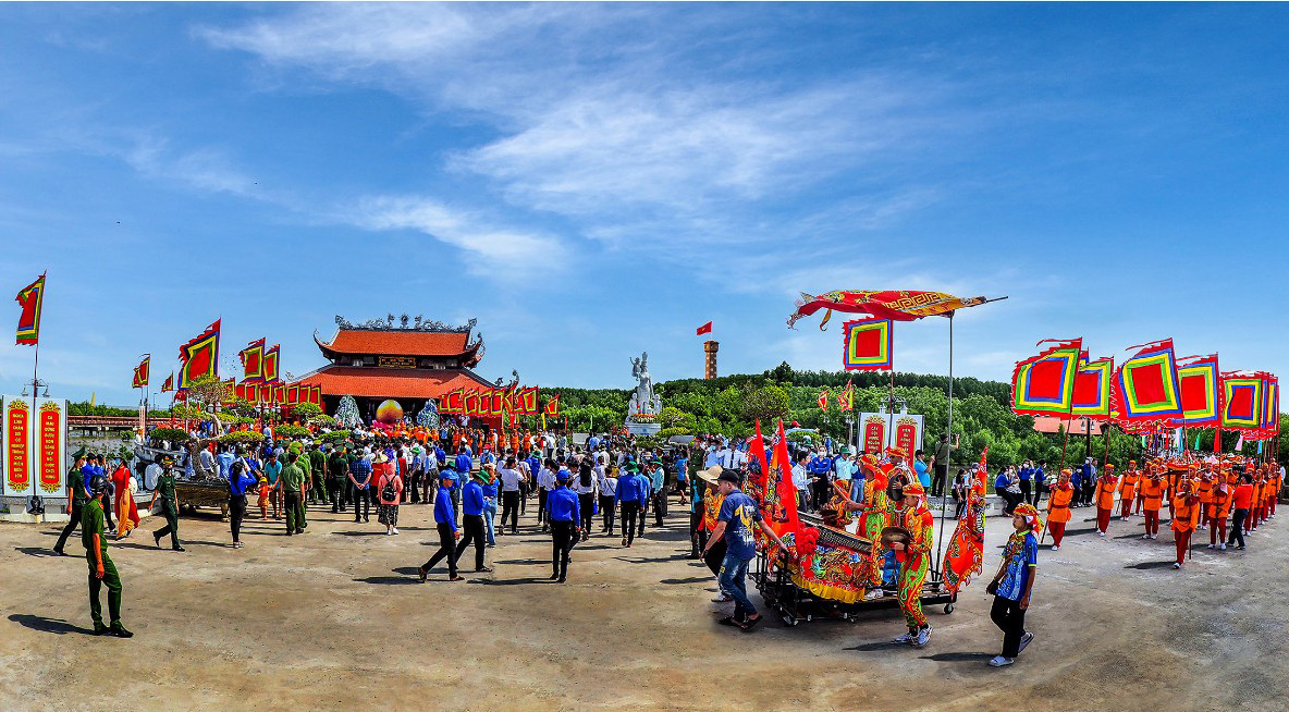 Trong Khu du lịch Mũi Cà Mau còn có Đền thờ Lạc Long Quân và tượng Mẹ Âu Cơ đặt hướng về biển Đông. Đây là công trình mang ý nghĩa thể hiện đạo lý “Uống nước nhớ nguồn” của nhân dân ta, nhằm nhắc nhở thế hệ mai sau về quyết tâm bảo vệ chủ quyền dân tộc và tri ân tổ tiên đã “lên rừng, xuống biển” mở mang bờ cõi. Ảnh: Văn Dũng.