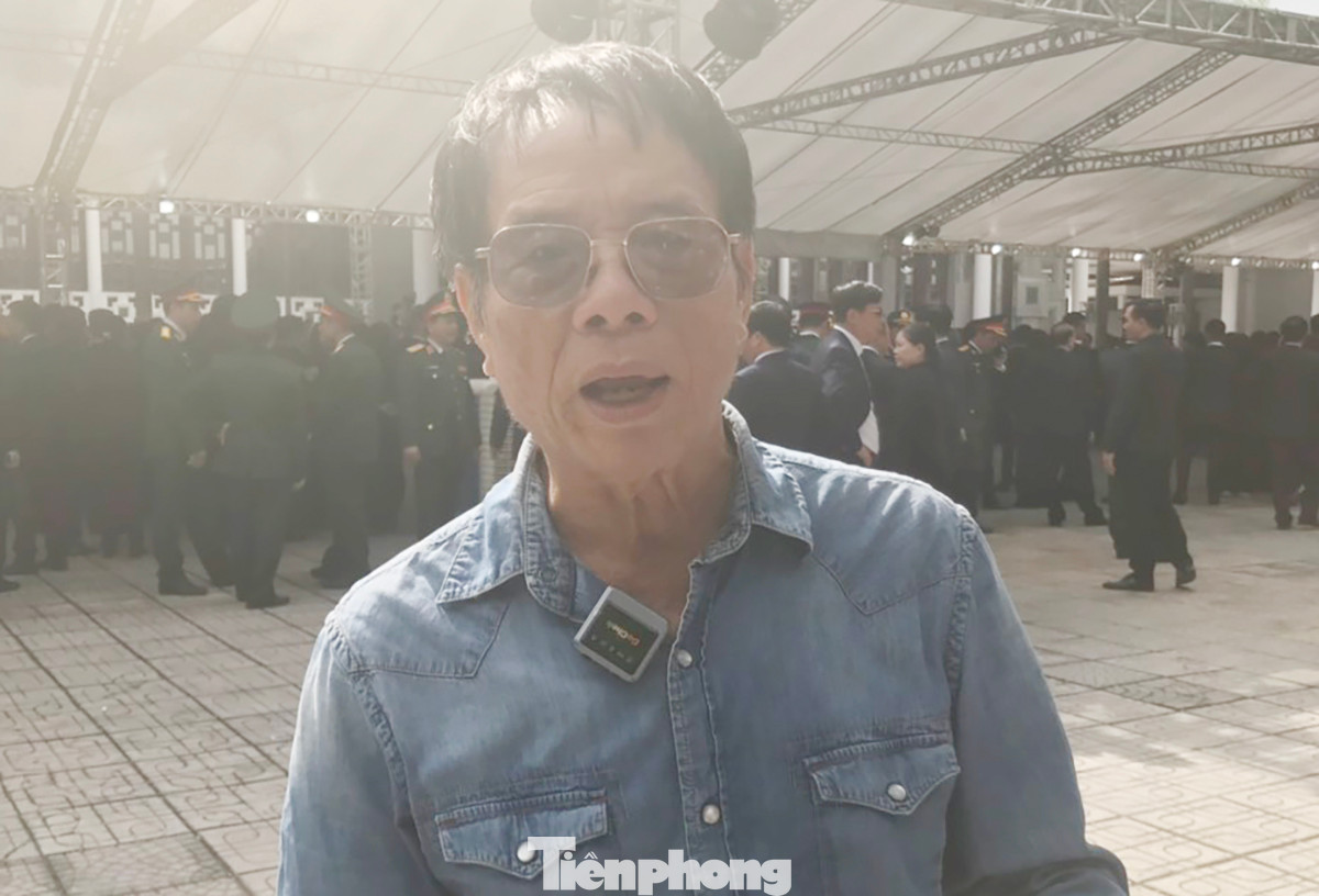 Nhà báo Vũ Huyến và bà Nghiêm Minh Mẫn chia sẻ kỷ niệm về Tổng Bí thư Nguyễn Phú Trọng. (Ảnh: Trường Phong)