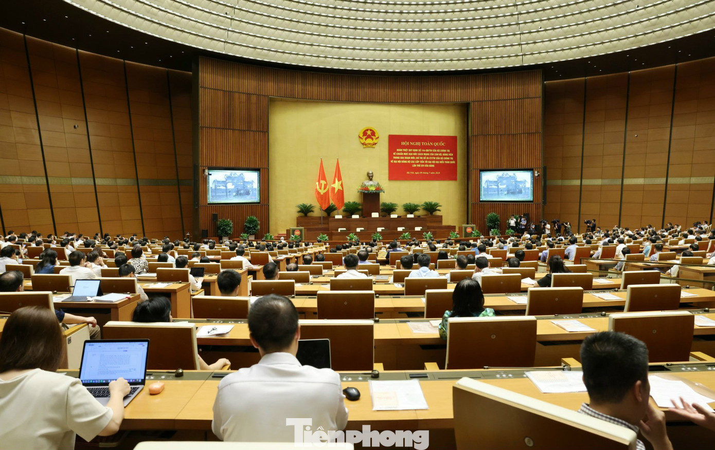 Hội nghị toàn quốc quán triệt Chỉ thị số 35-CT/TW của Bộ Chính trị về Đại hội đảng bộ các cấp tiến tới Đại hội đại biểu toàn quốc lần thứ XIV của Đảng, thời điểm tháng 7/2024. Ảnh: Như Ý. Hội nghị toàn quốc quán triệt Chỉ thị số 35-CT/TW của Bộ Chính trị về Đại hội đảng bộ các cấp tiến tới Đại hội đại biểu toàn quốc lần thứ XIV của Đảng, thời điểm tháng 7/2024. Ảnh: Như Ý.