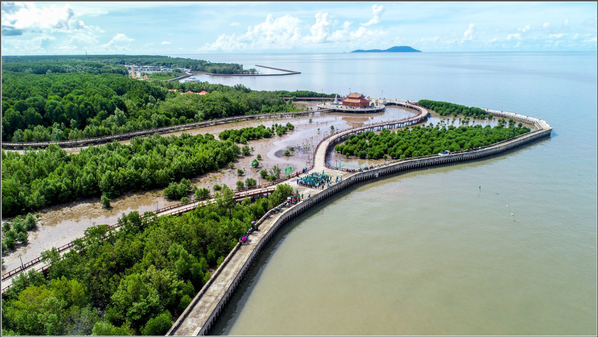 Đất Mũi nằm cách trung tâm thành phố Cà Mau khoảng 120 km, là phần nhô ra ở biển Đông, nằm ở cực Nam của Tổ quốc, thuộc xã Đất Mũi, huyện Ngọc Hiển, tỉnh Cà Mau. Ảnh: Văn Dũng