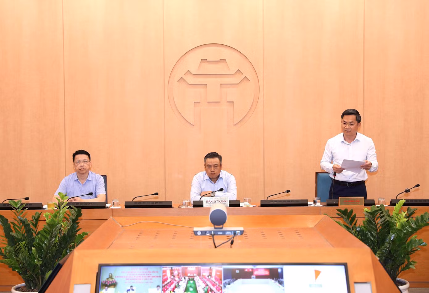 Đại diện lãnh đạo UBND thành phố Hà Nội báo cáo kết quả thực hiện Đề án 06 tại cuộc họp trực tuyến của Chính phủ ngày 10/6. Ảnh: PV.