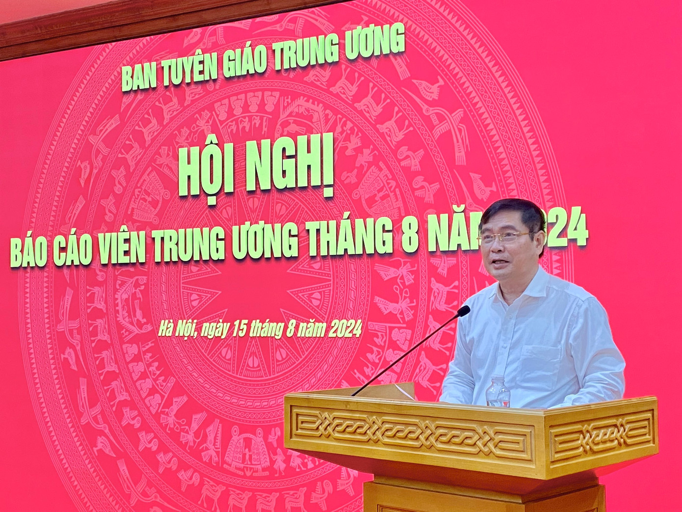 Phó Trưởng Ban Tuyên giáo T.Ư Phan Xuân Thủy phát biểu tại hội nghị. Ảnh: PV.
