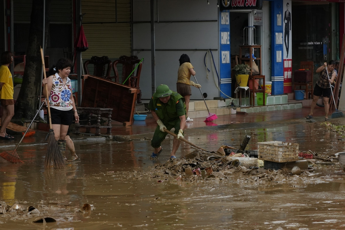 Theo chia sẻ của lãnh đạo công an thành phố Tuyên Quang, đơn vị huy động toàn bộ cán bộ, chiến sĩ tham gia dọn dẹp vệ sinh đường phố sau lũ. Ảnh: Hoàng Mạnh Thắng.