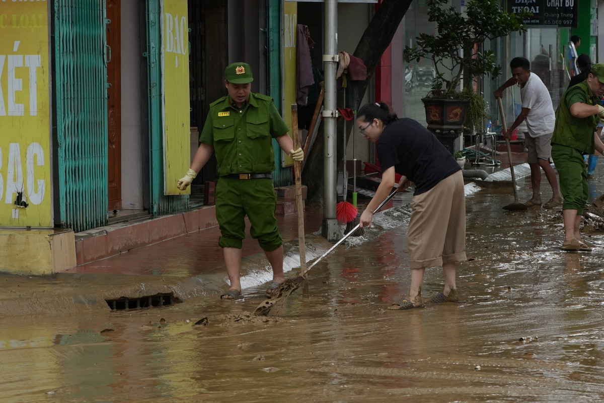 Theo chia sẻ của lãnh đạo công an thành phố Tuyên Quang, đơn vị huy động toàn bộ cán bộ, chiến sĩ tham gia dọn dẹp vệ sinh đường phố sau lũ. Ảnh: Hoàng Mạnh Thắng.