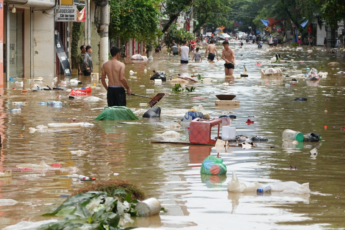 Người dân tranh thủ dọn dẹp nhà cửa, rác thải sau nhiều ngày bị ngập bởi nước lũ. Ảnh: Hoàng Mạnh Thắng.
