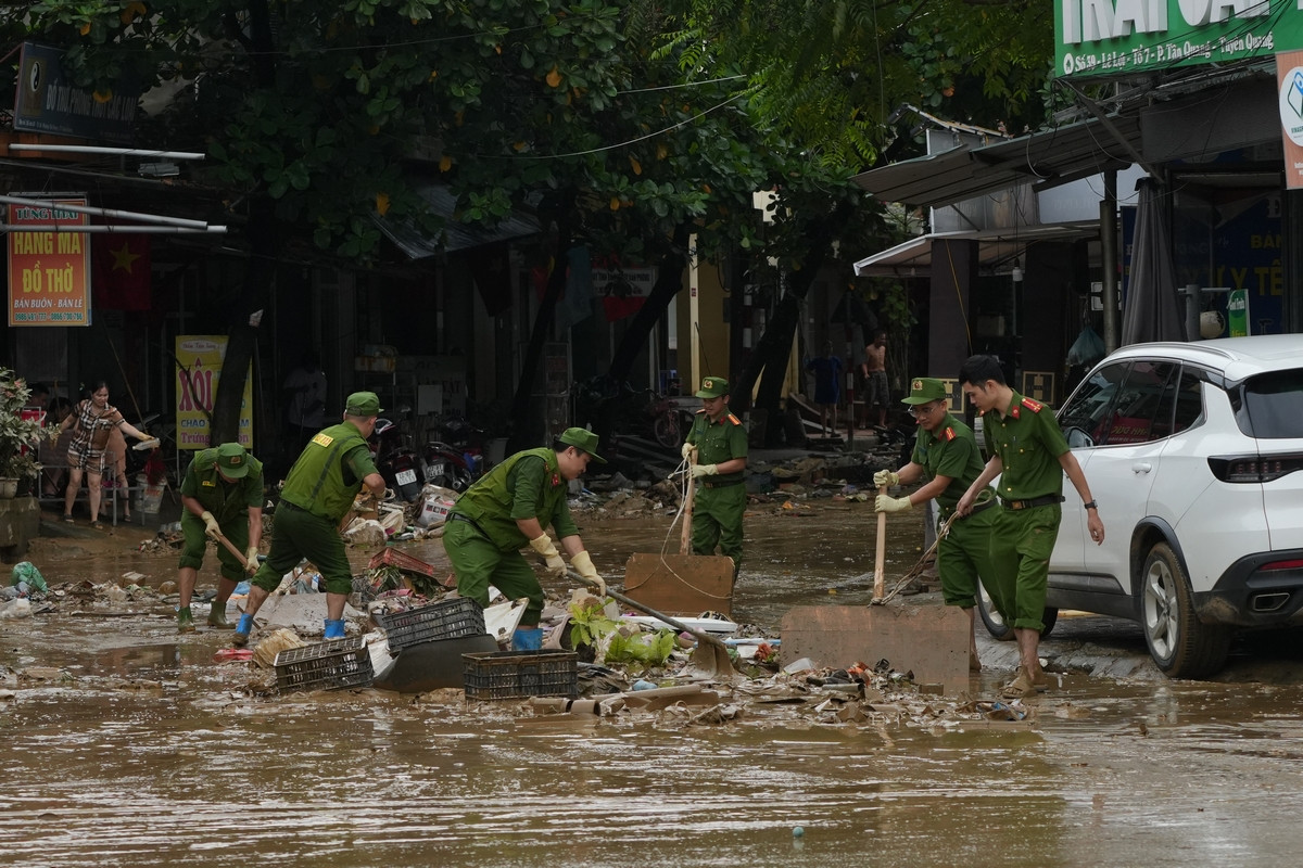 Theo chia sẻ của lãnh đạo công an thành phố Tuyên Quang, đơn vị huy động toàn bộ cán bộ, chiến sĩ tham gia dọn dẹp vệ sinh đường phố sau lũ. Ảnh: Hoàng Mạnh Thắng.