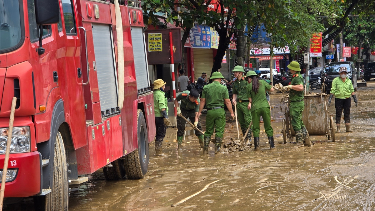 Ngày 12/9, thành phố Tuyên Quang có nắng khá to, thuận lợi cho công tác dọn dẹp rác thải, bùn đất sau lũ. Ảnh: Hoàng Mạnh Thắng.