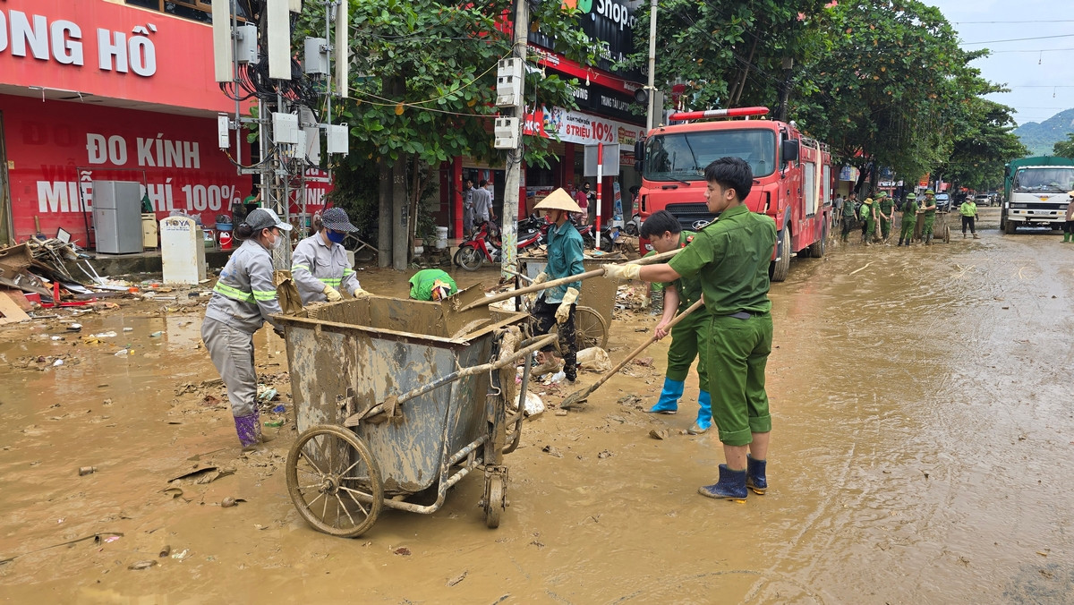 Lãnh đạo công an thành phố Tuyên Quang cho biết, hy vọng trong ngày 12/9 sẽ dọn dẹp về cơ bản lượng rác thải, bùn đất để lại sau lũ, giúp giao thông trở lại bình thường. Ảnh: Hoàng Mạnh Thắng.