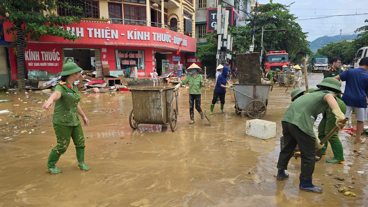 Lãnh đạo công an thành phố Tuyên Quang cho biết, hy vọng trong ngày 12/9 sẽ dọn dẹp về cơ bản lượng rác thải, bùn đất để lại sau lũ, giúp giao thông trở lại bình thường. Ảnh: Hoàng Mạnh Thắng.