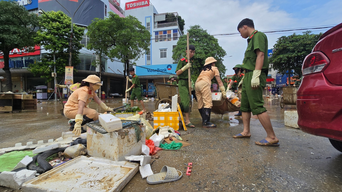 Ngày 12/9, thành phố Tuyên Quang có nắng khá to, thuận lợi cho công tác dọn dẹp rác thải, bùn đất sau lũ. Ảnh: Hoàng Mạnh Thắng.