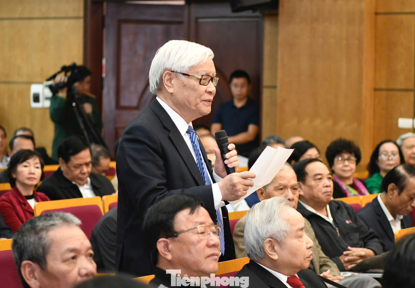 Các cử tri nêu ý kiến tại hội nghị. Ảnh: Như Ý. Các cử tri nêu ý kiến tại hội nghị. Ảnh: Như Ý.