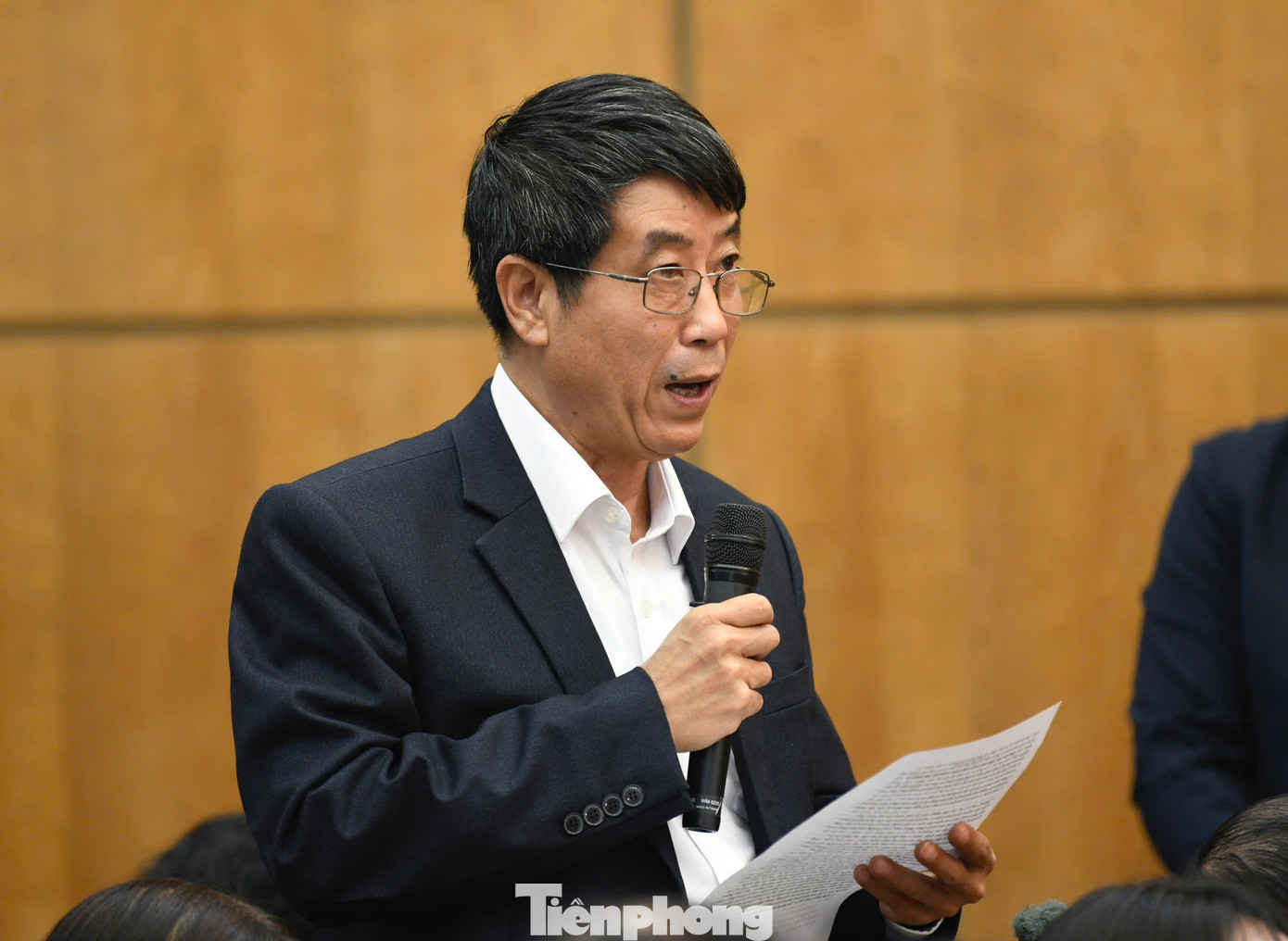 Các cử tri nêu ý kiến tại hội nghị. Ảnh: Như Ý. Các cử tri nêu ý kiến tại hội nghị. Ảnh: Như Ý.