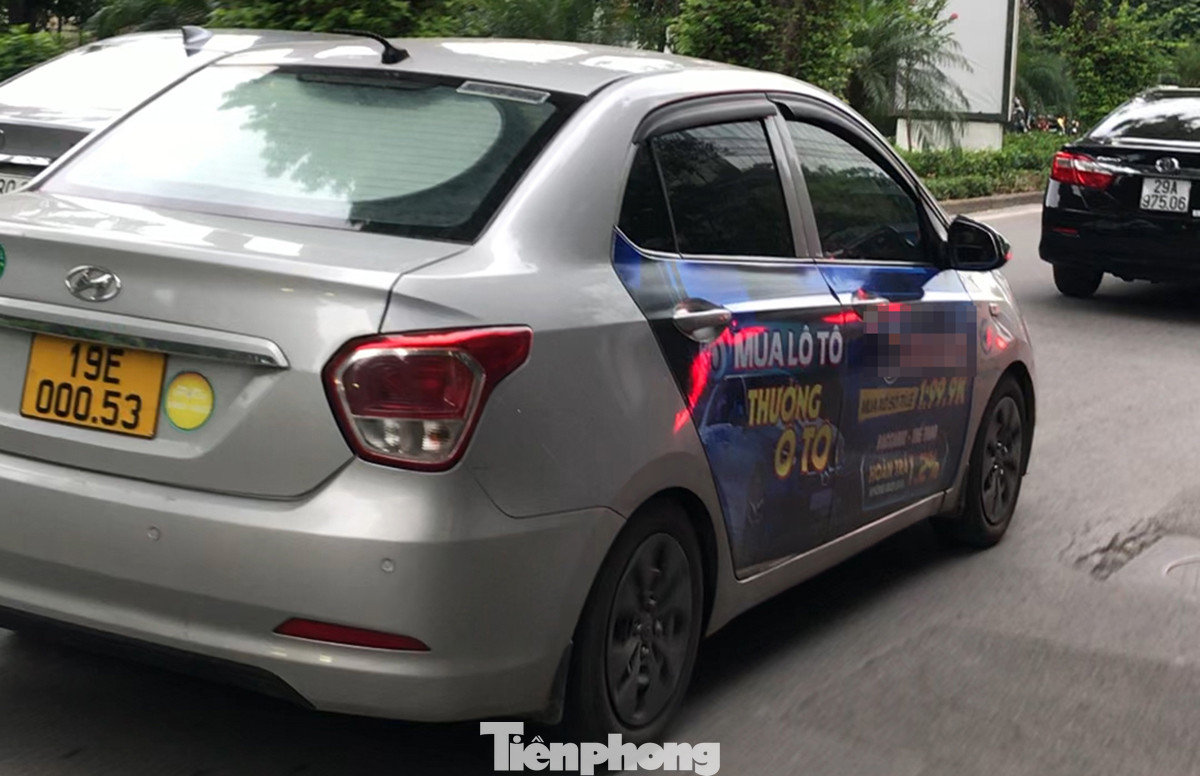 Hàng loạt xe quảng cáo web cá độ, cờ bạc chạy trên đường phố Thủ đô. Ảnh cắt từ video clip. Ảnh: Trường Phong.