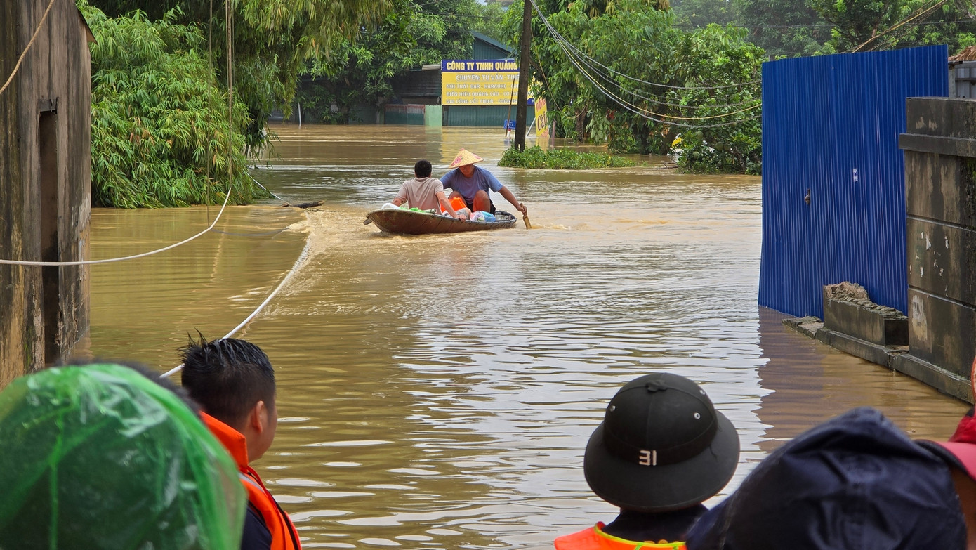 Lực lượng chức năng đi thuyền cỡ nhỏ vào cứu trợ người dân ở phường Quang Vinh (thành phố Thái Nguyên). Lực lượng chức năng đi thuyền cỡ nhỏ vào cứu trợ người dân ở phường Quang Vinh (thành phố Thái Nguyên).