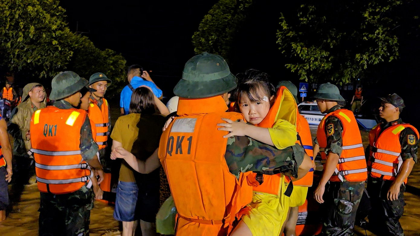 Những hình ảnh thấm đẫm tình quân dân trong cứu trợ lũ lụt ở thành phố Thái Nguyên. Ảnh: Hoàng Mạnh Thắng - Trường Phong. Những hình ảnh thấm đẫm tình quân dân trong cứu trợ lũ lụt ở thành phố Thái Nguyên. Ảnh: Hoàng Mạnh Thắng - Trường Phong.