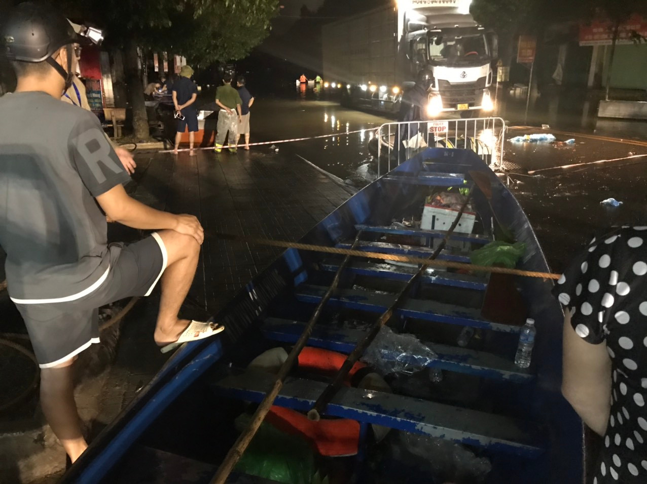 Một số chiếc xuồng chèo tay từ Chùa Hương chi viện cho Thái Nguyên dự kiến sẽ tiếp tục được chi viện cho Yên Bái. Ảnh: Trường Phong.